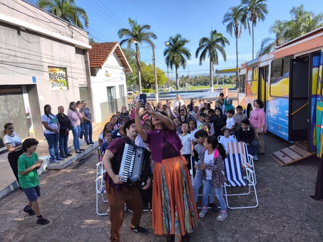 SANEL LEVA MAGIA E LITERATURA PARA CRIANÇAS DO ENSINO FUNDAMENTAL COM O PROJETO ÔNIBUS LIVRO VIVO