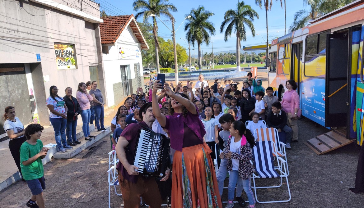 SANEL LEVA MAGIA E LITERATURA PARA CRIANÇAS DO ENSINO FUNDAMENTAL COM O PROJETO ÔNIBUS LIVRO VIVO
